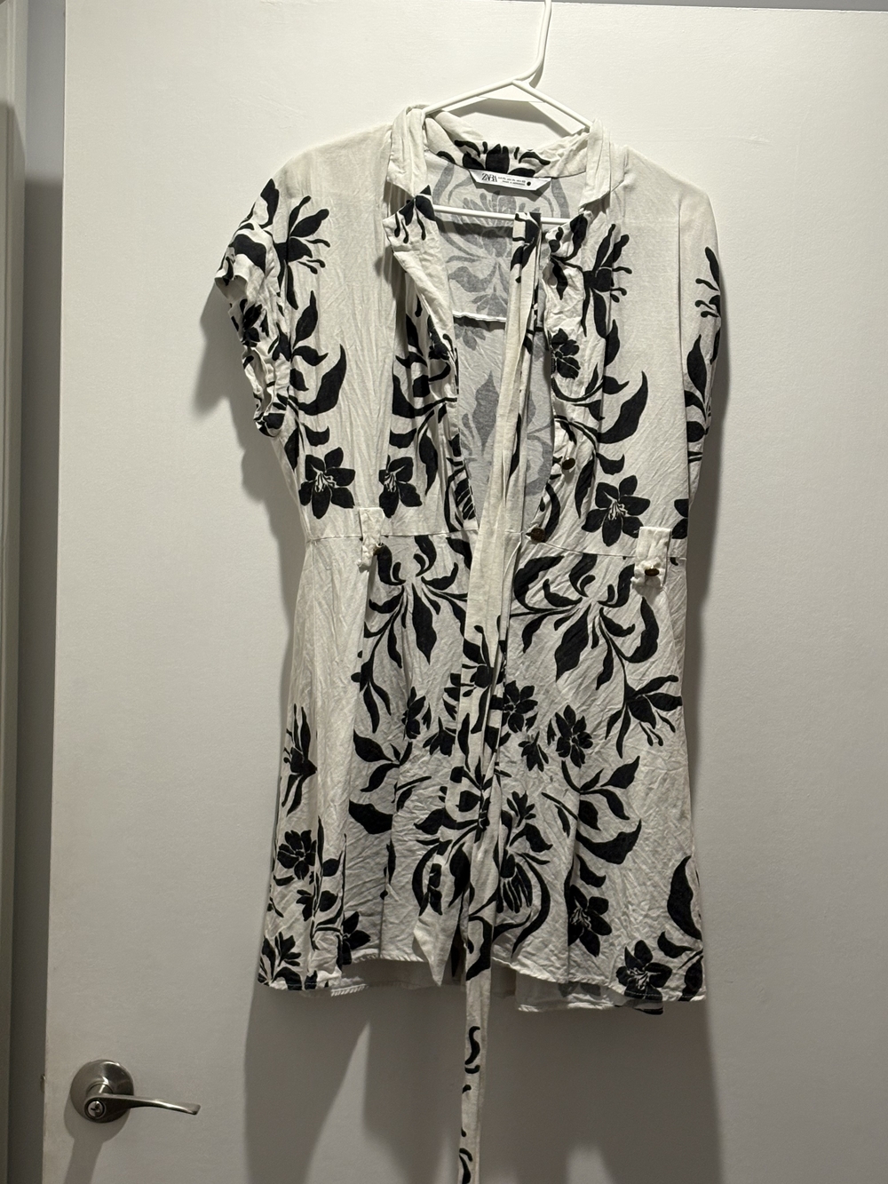 Zara White and Black Floral Tie-Front Women's Top